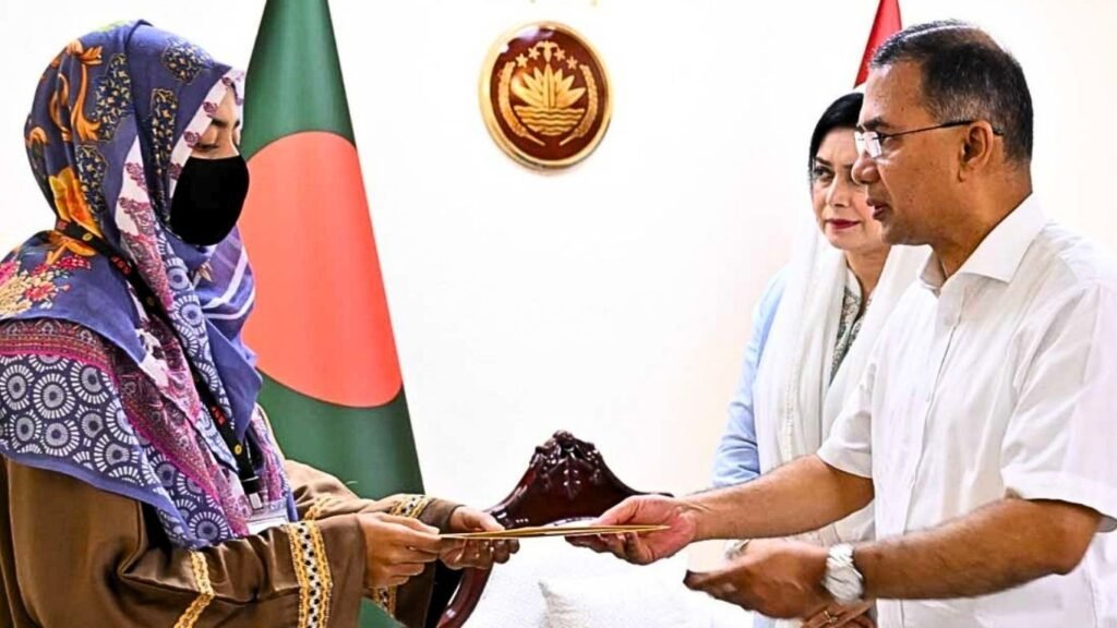 Prime Minister Meets Families of Martyred Soldiers, Provides Financial Assistance